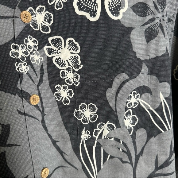 Tommy Bahama Men's Medium 100% Silk Button Down Hawaiian Shirt Floral Black Gray - Picture 11 of 12